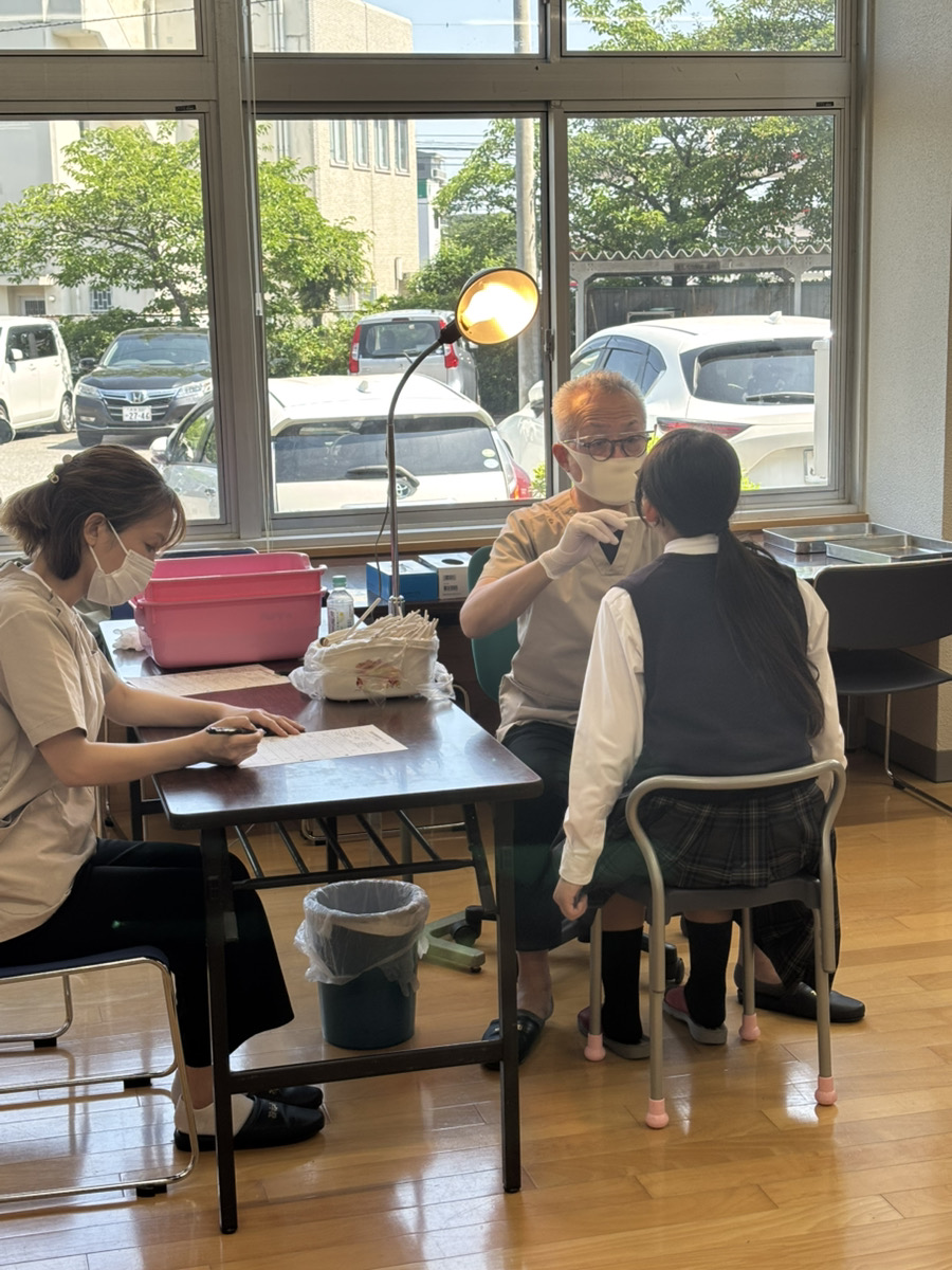 中学校で歯科健診を行いました