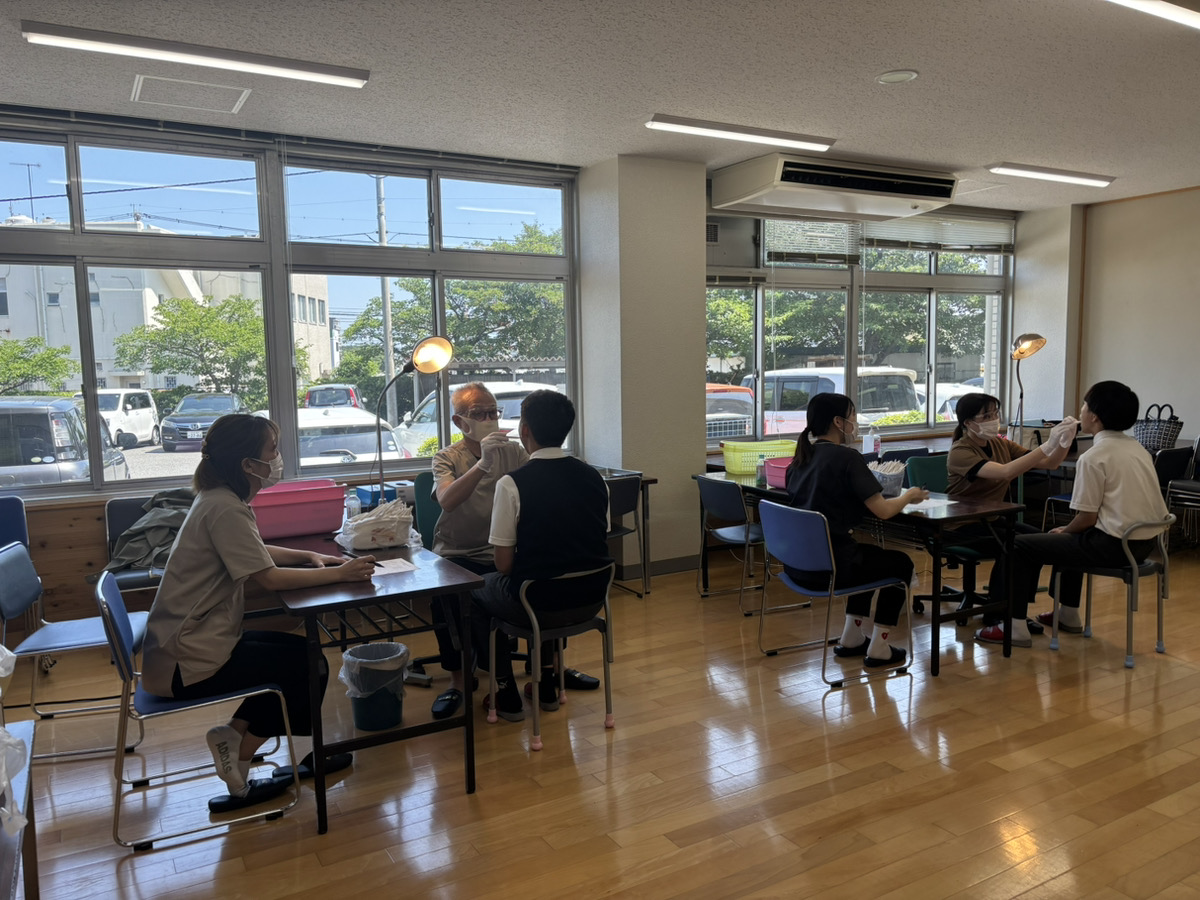 中学校で歯科健診を行いました